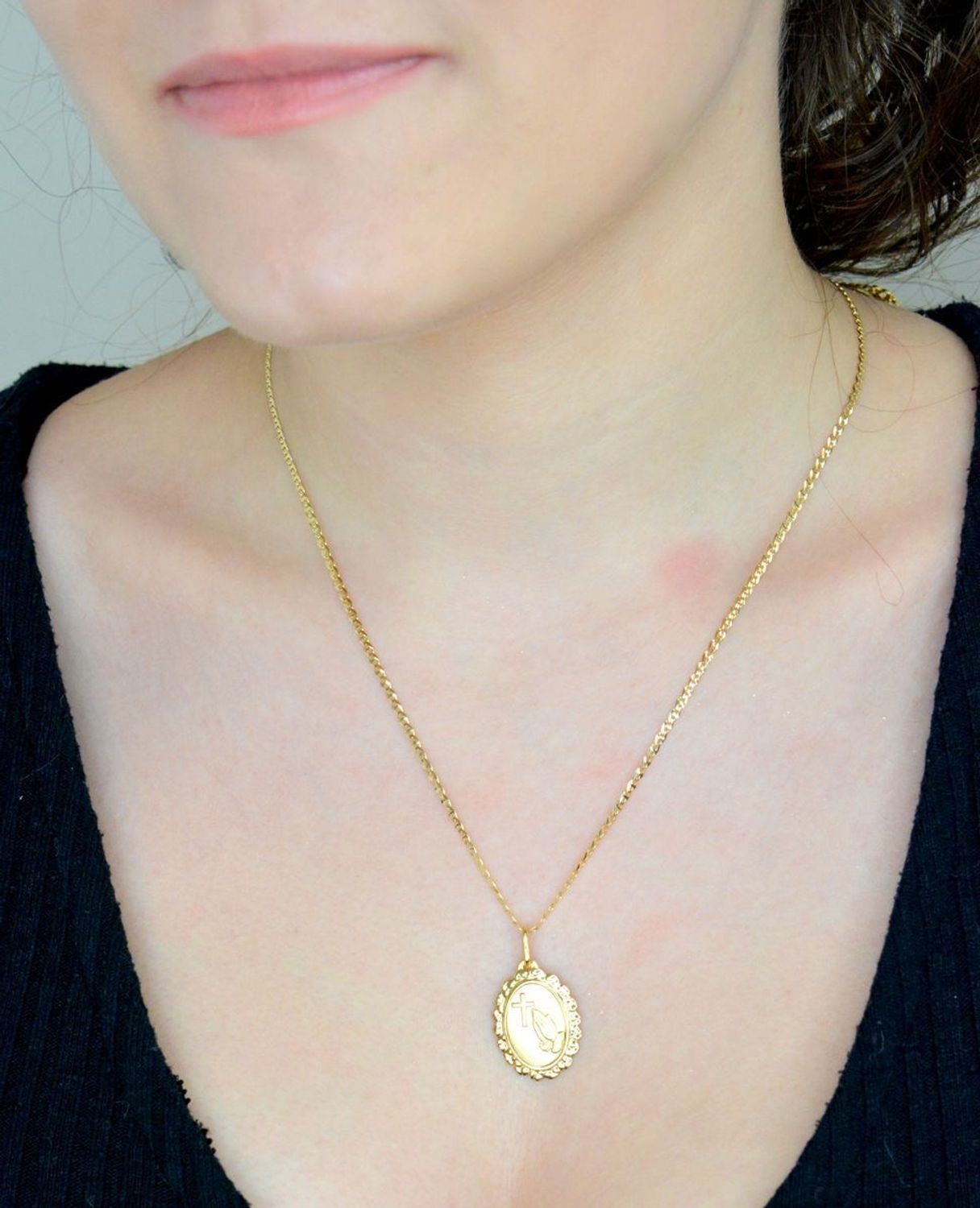 Złota zawieszka medalik z krzyżem i ręce złożone do modlitwy próba 585 A6ZOPE911 PE214897.jpg